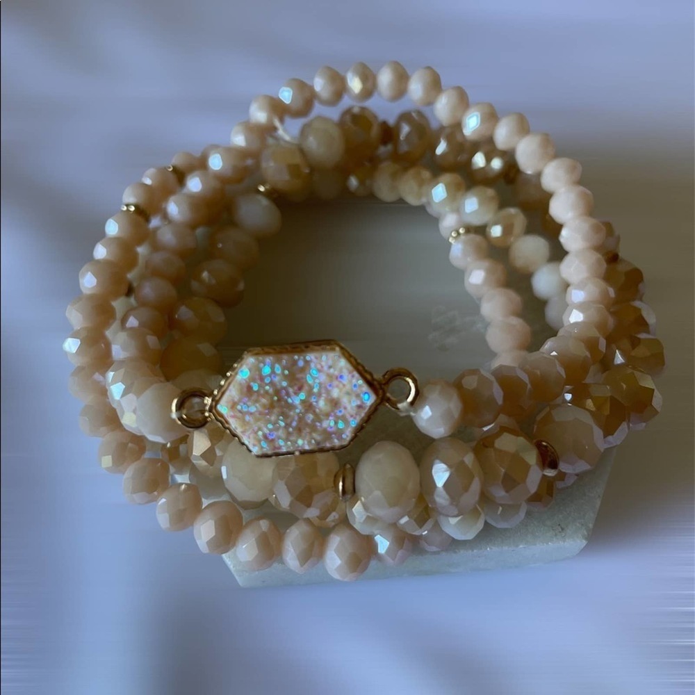 Beautiful NEW Champagne Druzy, Crystal and Glass beaded bracelet